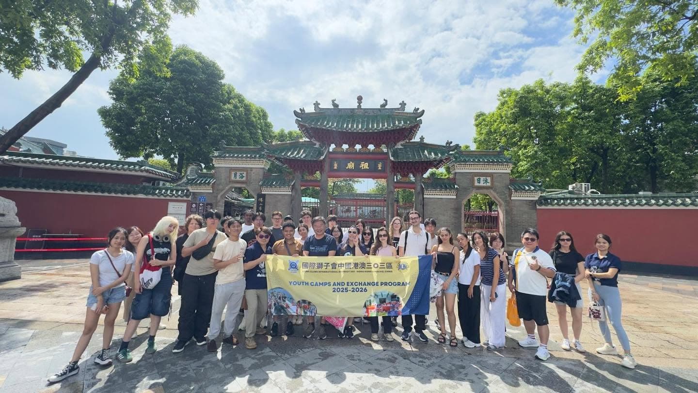 青年於佛山祖廟前合照，展示交流營橫額
