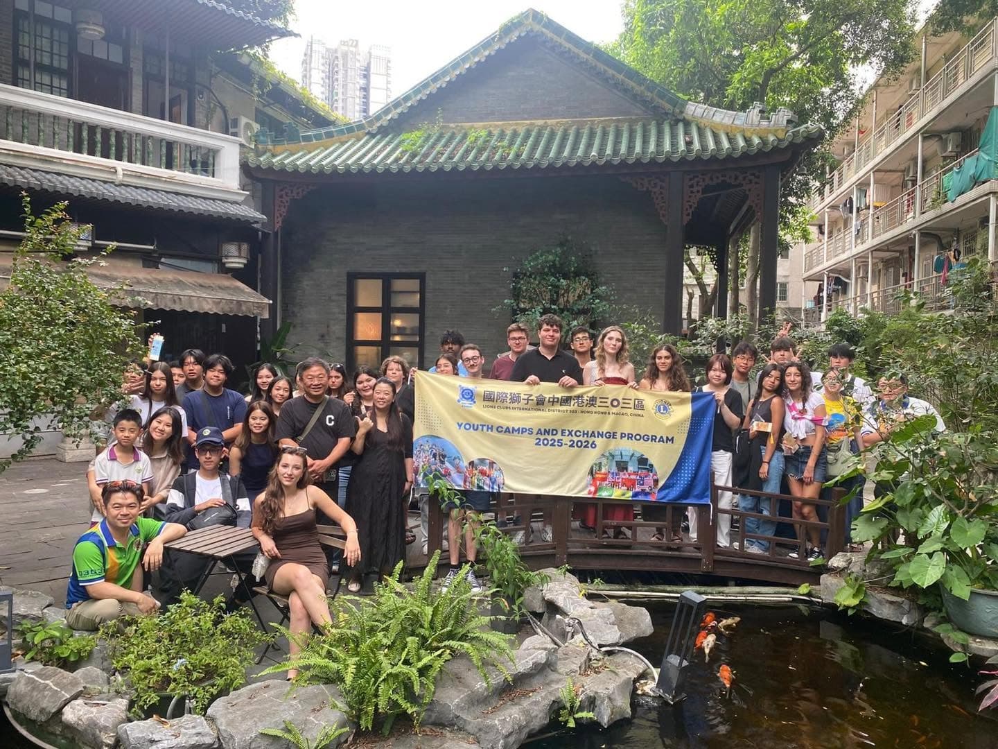 參加者於傳統庭園魚池前合照