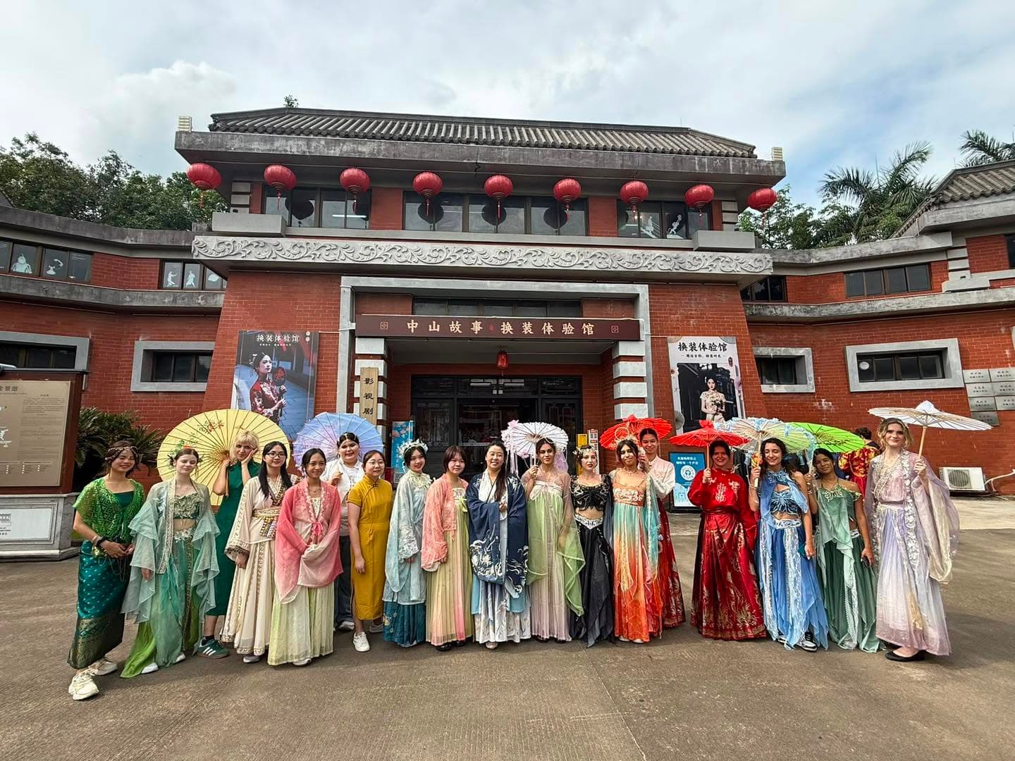 參加者在中山故事換裝體驗館試穿傳統服飾