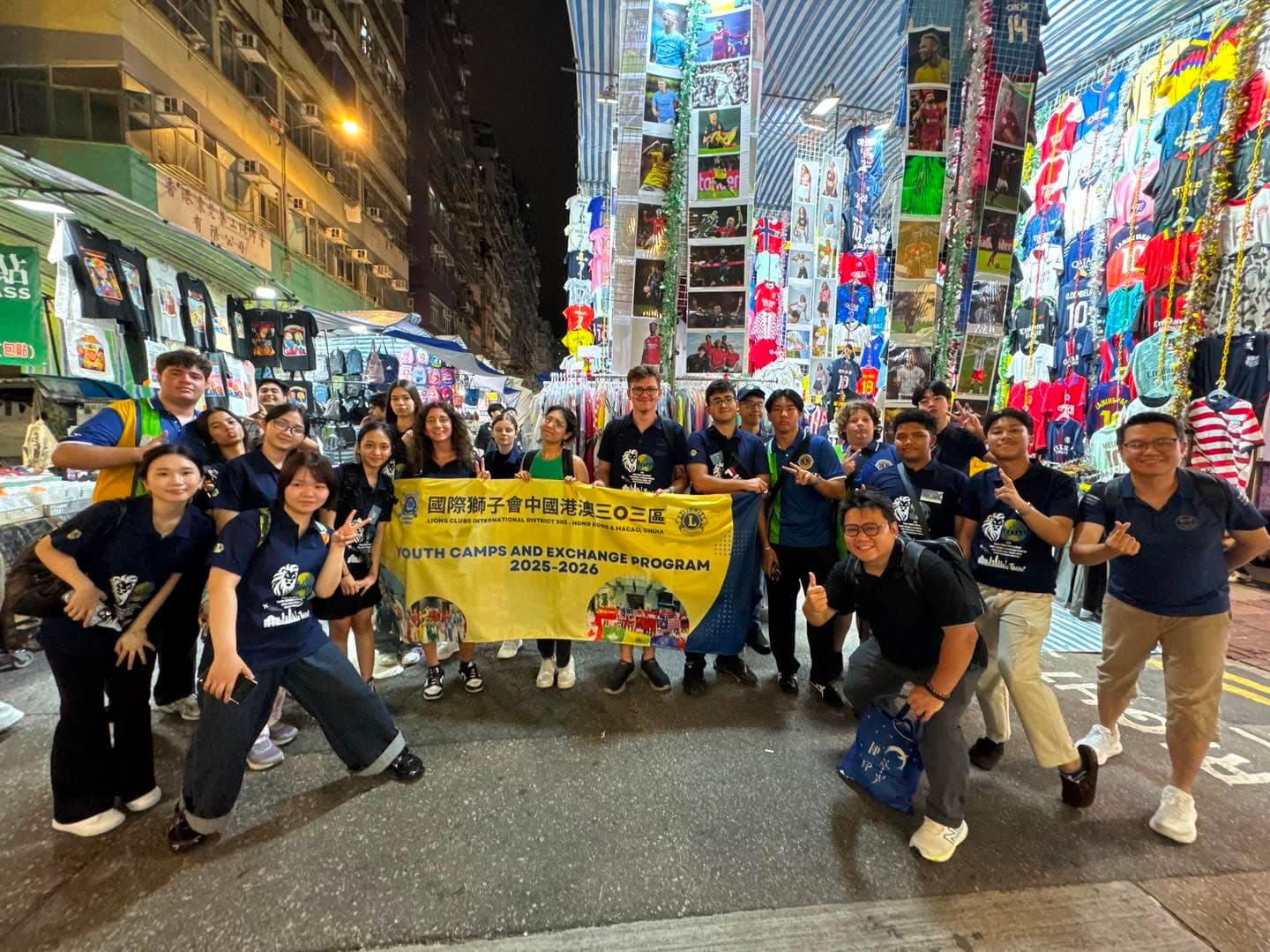 青年於旺角夜市體驗香港街頭文化
